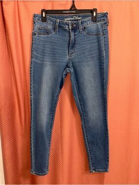 Women's Skinny Jeans in Medium Blue Wash